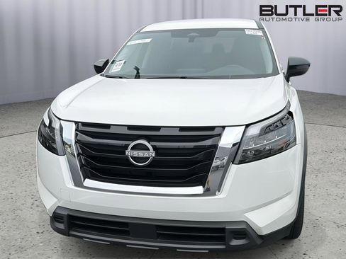 Used 2024 Nissan Pathfinder S FWD image 3