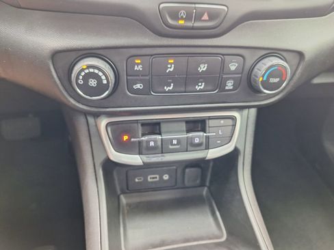 Used 2024 GMC Terrain SLE FWD image 17