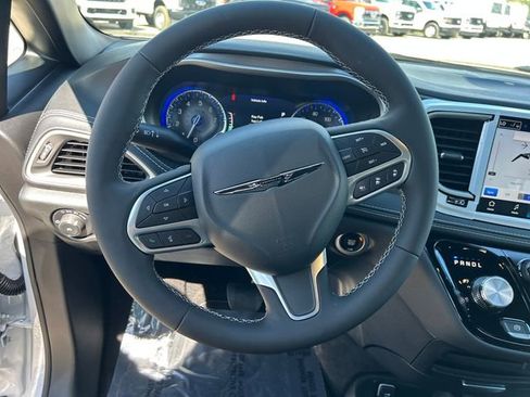 New 2026 Chrysler Pacifica Select image 13