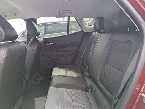 Used 2025 Chevrolet Trax LT w/ LT Convenience Package FWD image 32