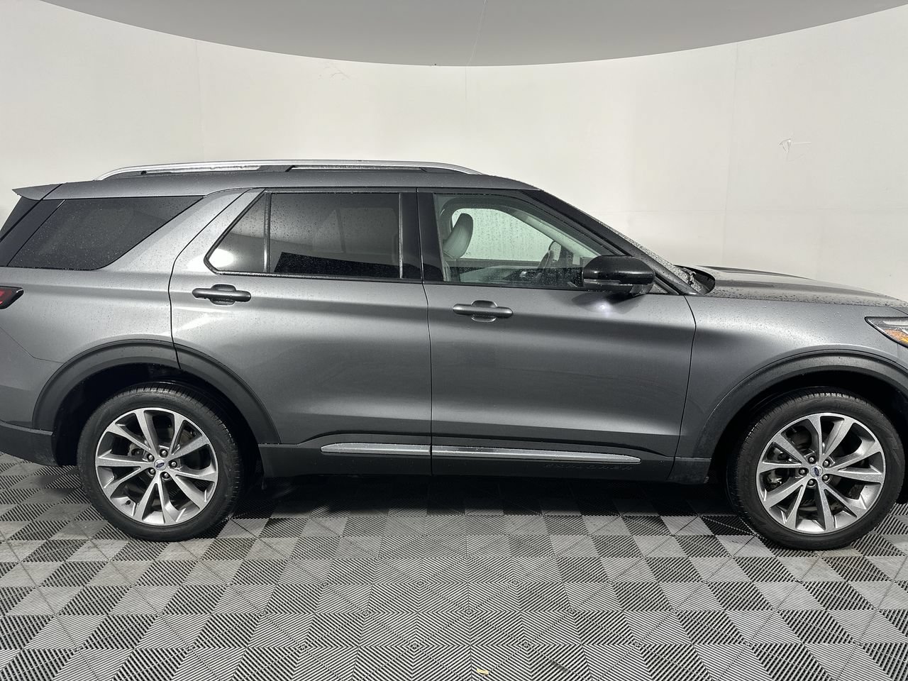 Used 2025 Ford Explorer Platinum w/ Ultimate Package AWD/4WD image 17