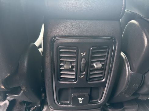 Used 2019 Jeep Grand Cherokee Altitude RWD image 19