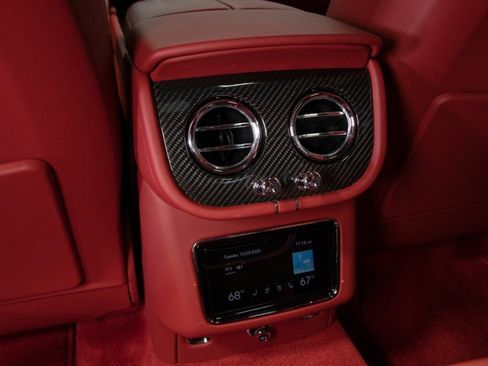 Used 2022 Bentley Bentayga image 48