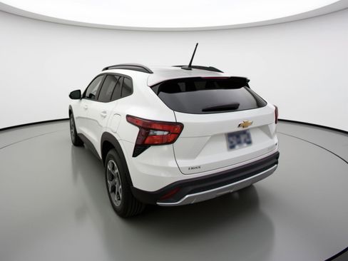 Used 2025 Chevrolet Trax LT FWD image 6