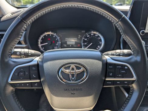 Used 2024 Toyota Highlander LE AWD/4WD image 24