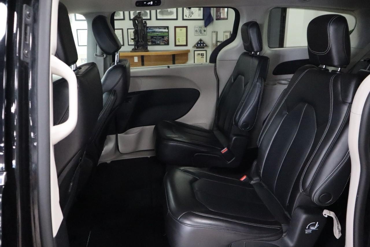 Used 2023 Chrysler Pacifica Touring-L FWD image 19