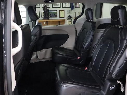 Used 2023 Chrysler Pacifica Touring-L FWD image 19