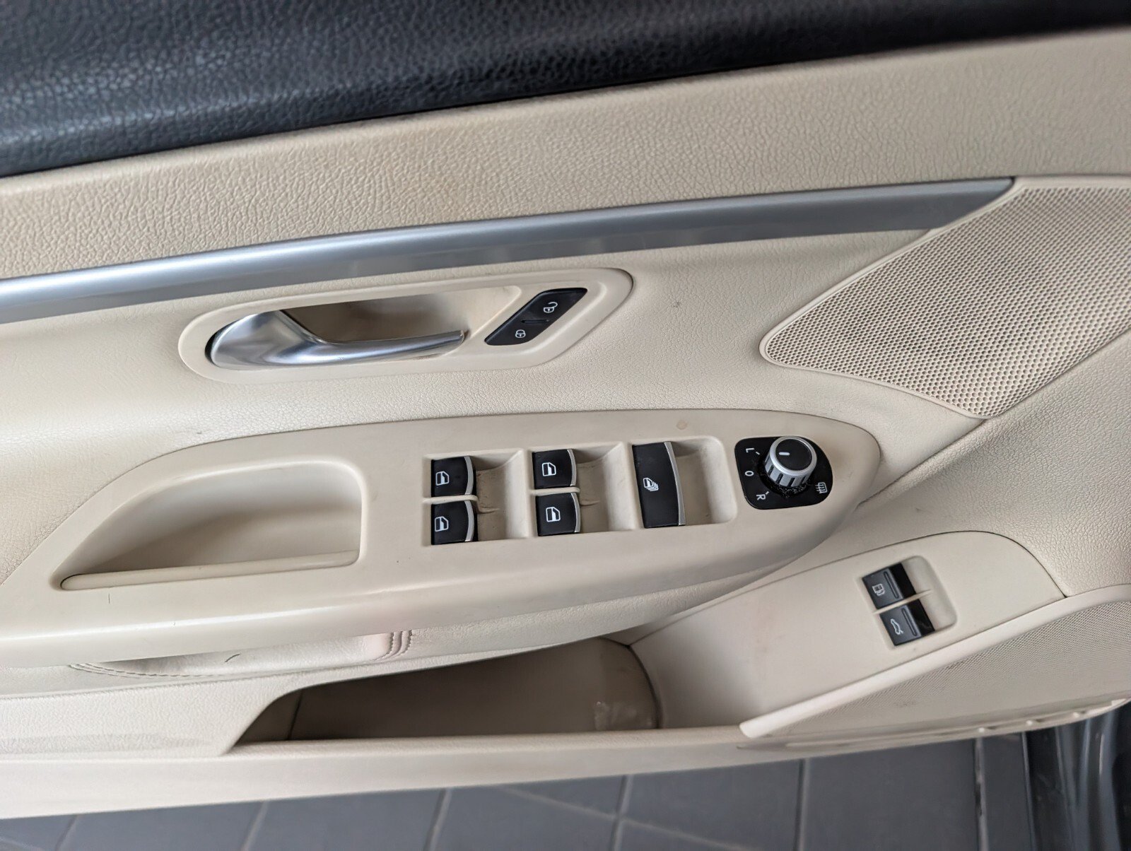 Used 2013 Volkswagen Eos Komfort FWD image 13