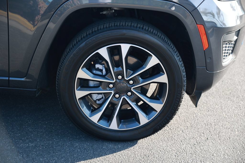 Used 2023 Jeep Grand Cherokee Overland w/ Advanced Protech Group III AWD/4WD image 8