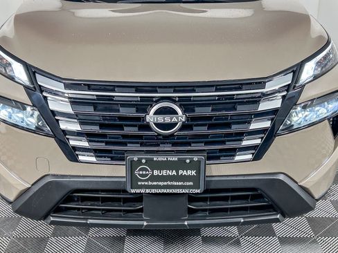 Certified 2025 Nissan Rogue SV image 5