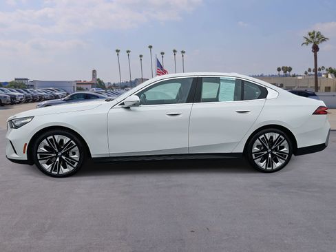 Used 2025 BMW 530i w/ Premium Package image 8