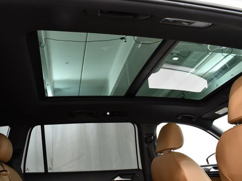 Used 2022 Volkswagen Tiguan SE image 18