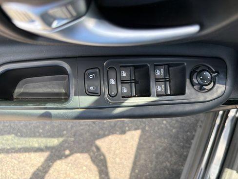 Used 2016 Jeep Renegade Latitude AWD/4WD image 9