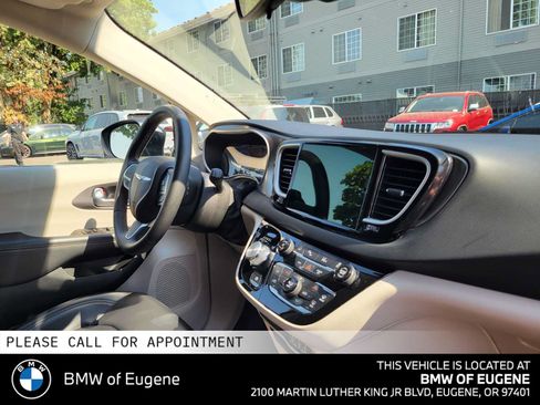 Used 2023 Chrysler Pacifica Touring-L FWD image 12