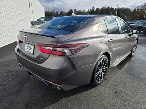 Used 2024 Toyota Camry SE image 3
