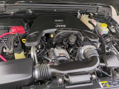 Used 2018 Jeep Wrangler Unlimited Sahara image 29