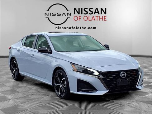 Used 2024 Nissan Altima 2.5 SR w/ SR Premium Package FWD image 31
