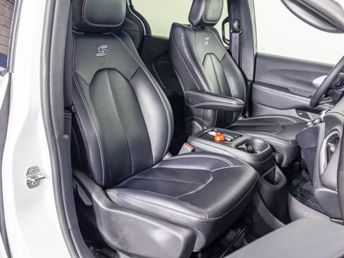 Used 2024 Chrysler Pacifica Limited FWD image 45