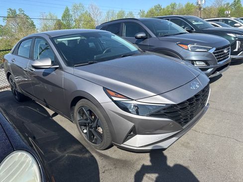 Used 2023 Hyundai Elantra SEL w/ Convenience Package image 6