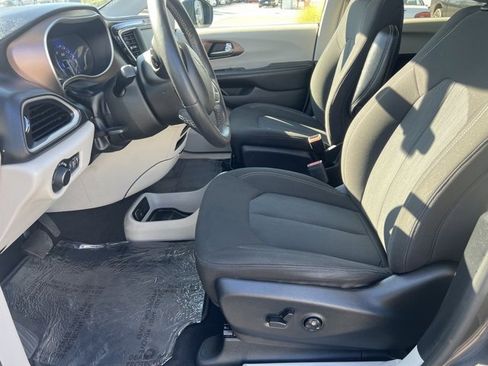 Used 2022 Chrysler Voyager LX image 21