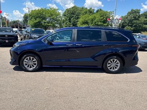 Used 2026 Toyota Sienna XLE FWD image 4