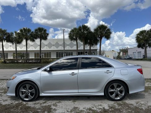 Used 2014 Toyota Camry SE w/ Moonroof Package image 9