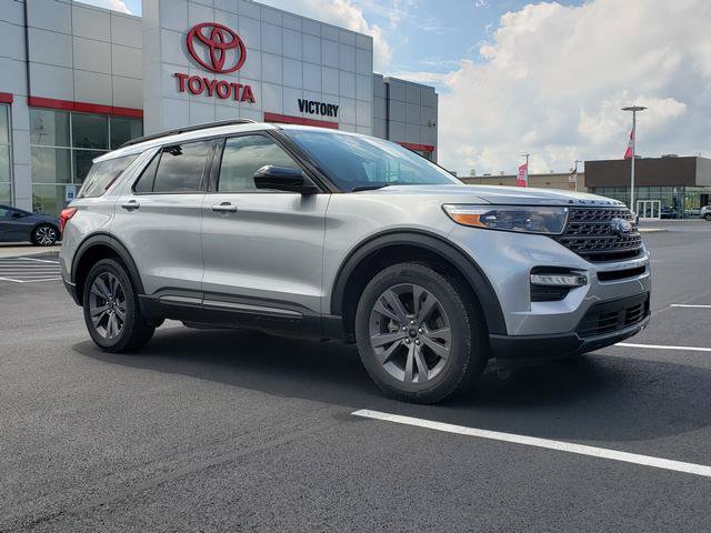 Used 2023 Ford Explorer XLT w/ Equipment Group 202A AWD/4WD image 3