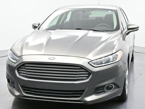 Used 2014 Ford Fusion SE w/ Equipment Group 201A image 2