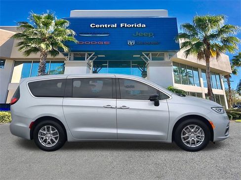New 2026 Chrysler Pacifica Select image 4