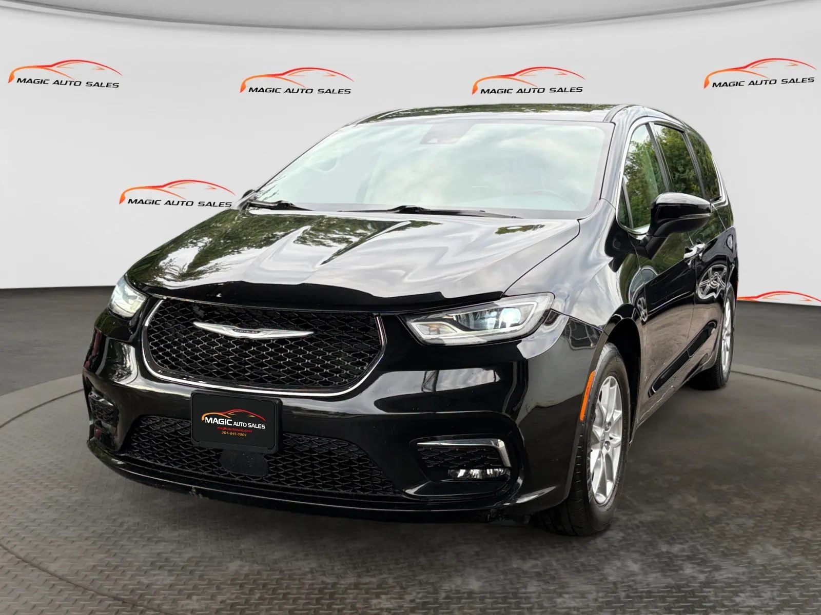 Used 2023 Chrysler Pacifica Touring-L FWD image 1
