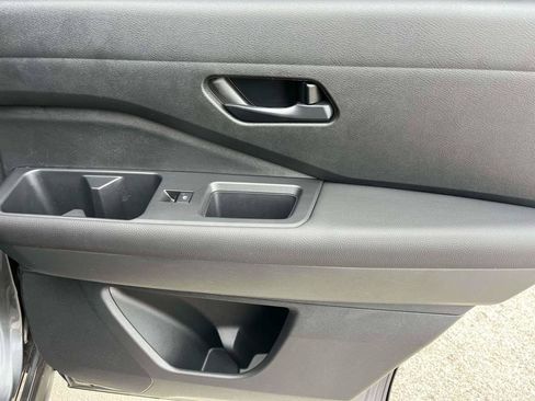 Used 2025 Nissan Pathfinder S FWD image 8