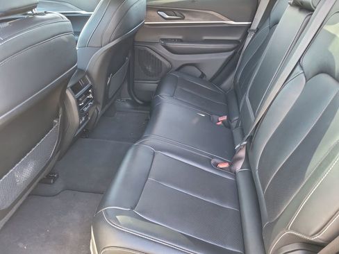 Used 2025 Jeep Grand Cherokee Limited w/ Luxury Tech Group II image 34