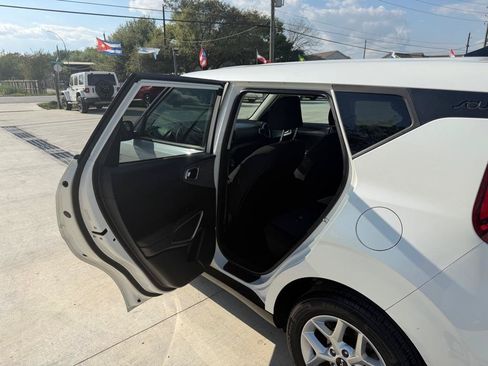 Used 2022 Kia Soul LX w/ Technology Package FWD image 14