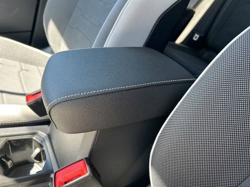 Used 2025 Volkswagen Taos SE image 32