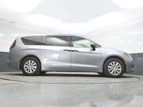 Used 2020 Chrysler Voyager L FWD image 38