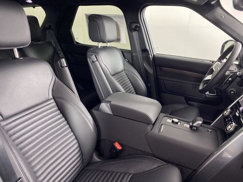 Used 2025 Land Rover Discovery S image 19