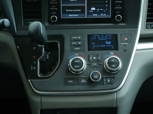 Used 2020 Toyota Sienna L image 27