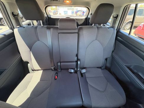 Used 2025 Toyota Highlander LE FWD image 41