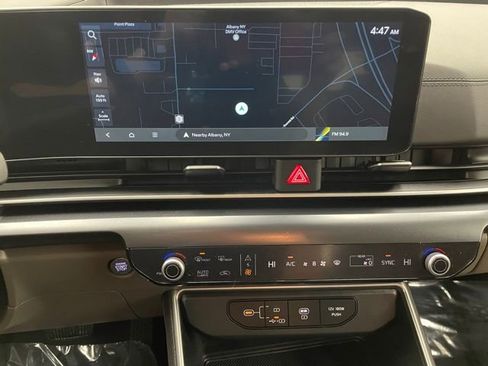 Used 2025 Kia Carnival image 3