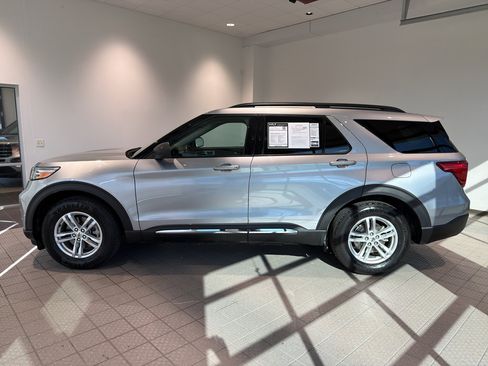 Used 2022 Ford Explorer XLT image 2