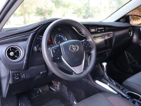 Used 2018 Toyota Corolla LE FWD image 15