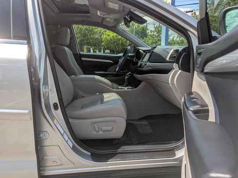 Used 2018 Toyota Highlander XLE AWD/4WD image 34