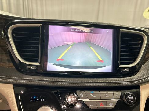 Used 2023 Chrysler Pacifica Limited FWD image 18