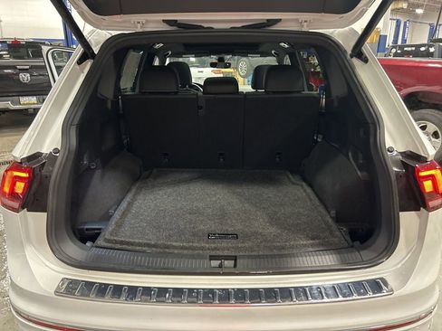 Used 2022 Volkswagen Tiguan SEL R-Line image 22
