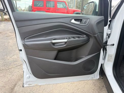 Used 2019 Ford Escape SE image 9