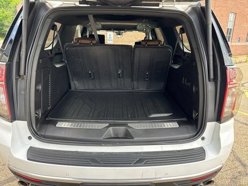 Used 2023 Chevrolet Suburban High Country AWD/4WD image 9