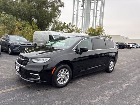 New 2026 Chrysler Pacifica Select image 1