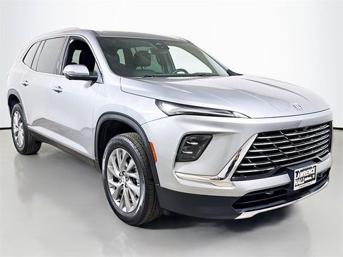 Used 2025 Buick Enclave Preferred image 3