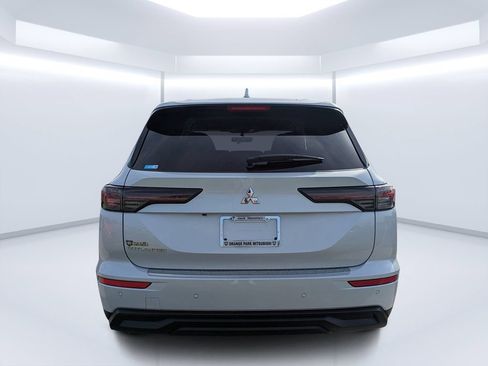 Used 2025 Mitsubishi Outlander ES FWD image 4