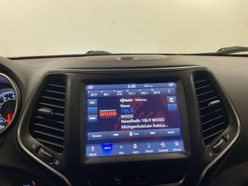 Used 2019 Jeep Cherokee Trailhawk w/ Comfort/Convenience Group AWD/4WD image 14